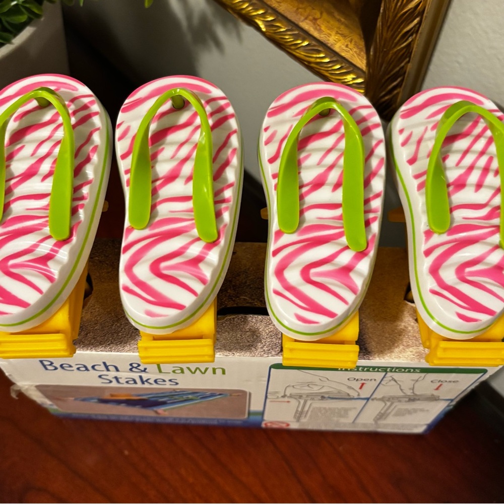 NWT In Box Flip Flop Beach Blanket Stakes w/a DSW Blue/white Round Beach Blanket